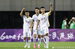  足协杯首回合对决在即！广东男篮演练定位球，北京国安密集防守应对