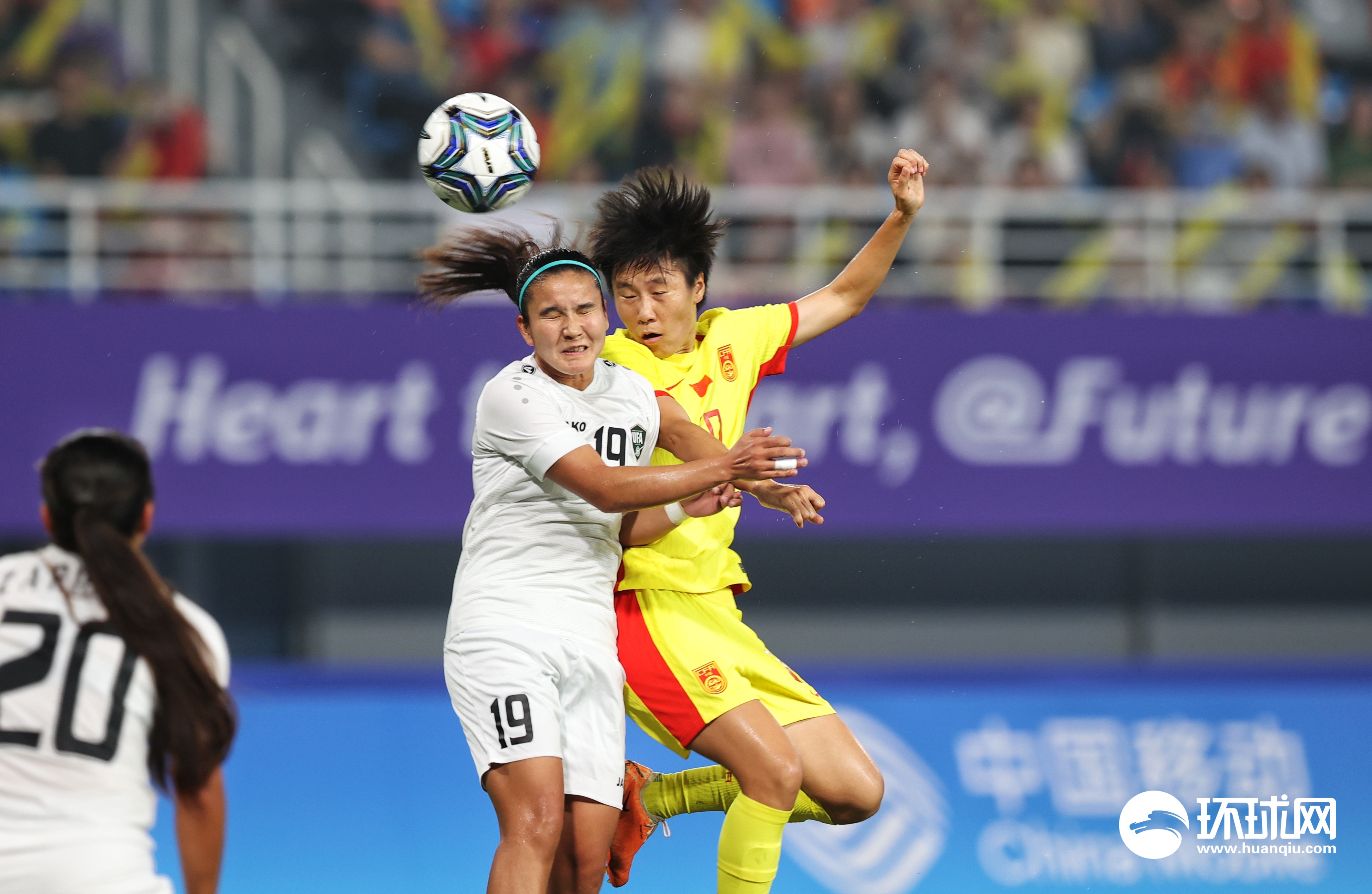 中国女足在比赛中力挫对手，展现出色战术